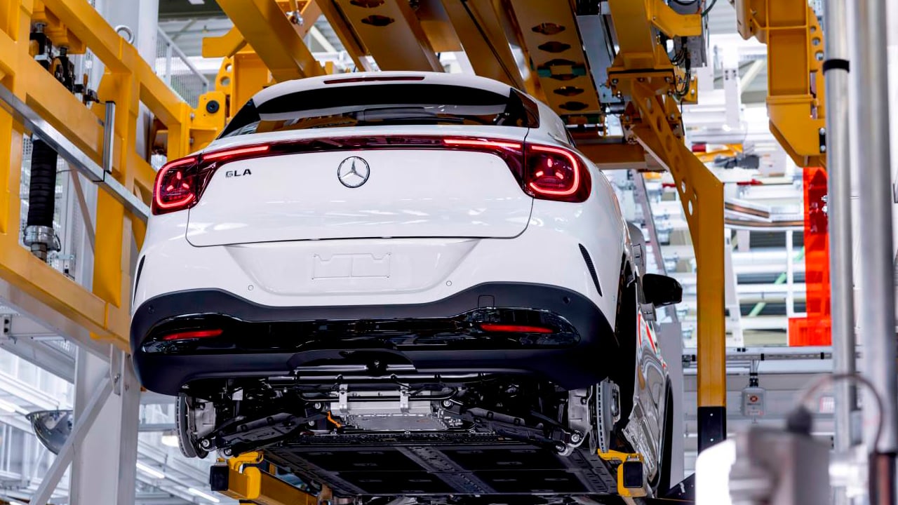 El nuevo Mercedes GLA entra en producción, con 700 km de autonomía primero e híbrido en 2027