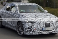 El Mercedes Clase E eléctrico recupera un diseño más clásico y ya deja ver sus nuevos faros
