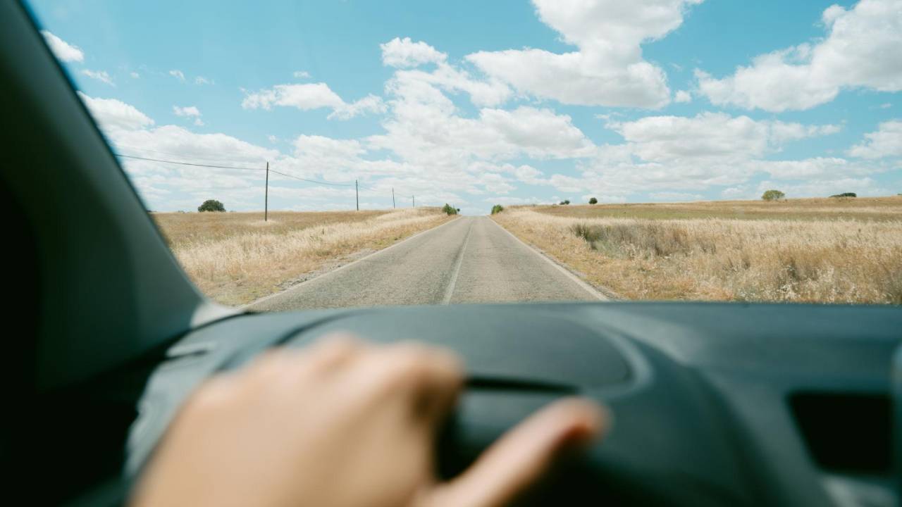 Conducente in auto a 227 km/h, video su Facebook diventa prova contro di lui