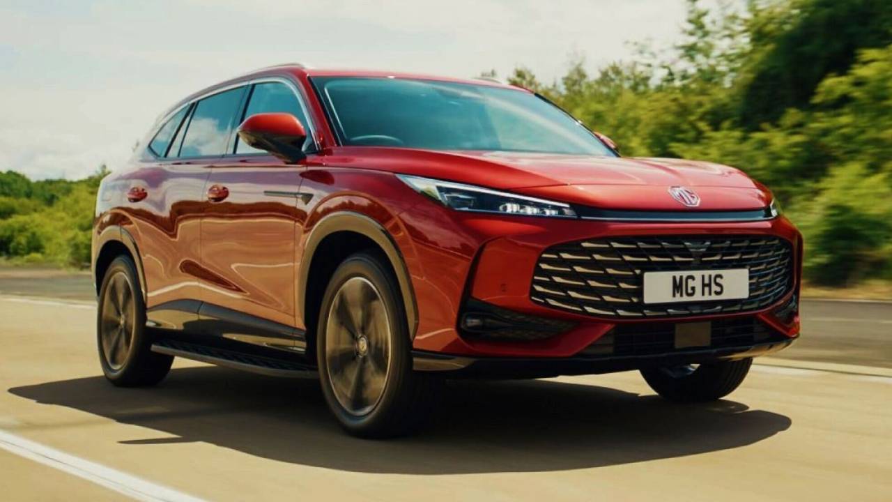 SUV cinese MG HS PHEV in promozione con taglio di quasi 13.000 euro, confronto con BYD e Geely