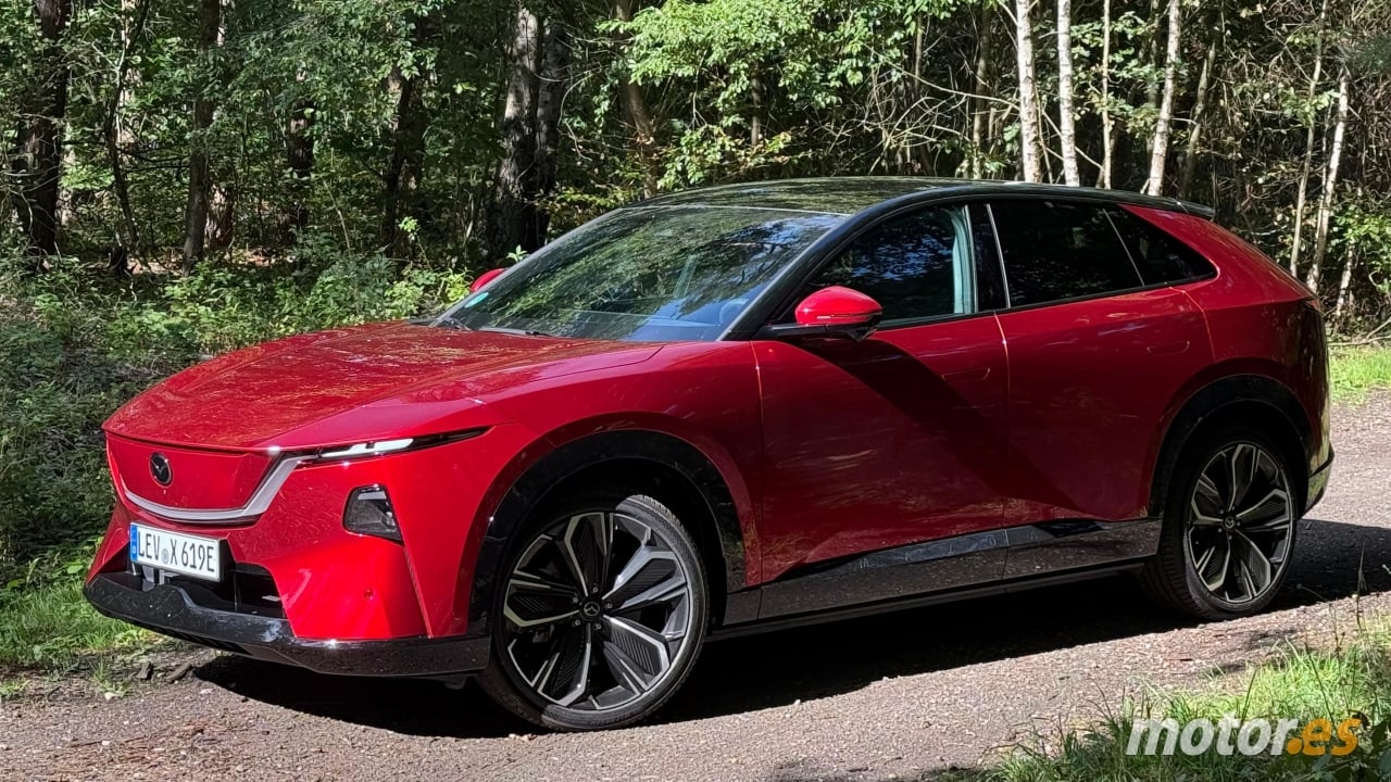 He probado el Mazda CX-6e y, por menos de 50.000 euros, sorprende lo que un SUV eléctrico puede hacerte disfrutar al volante