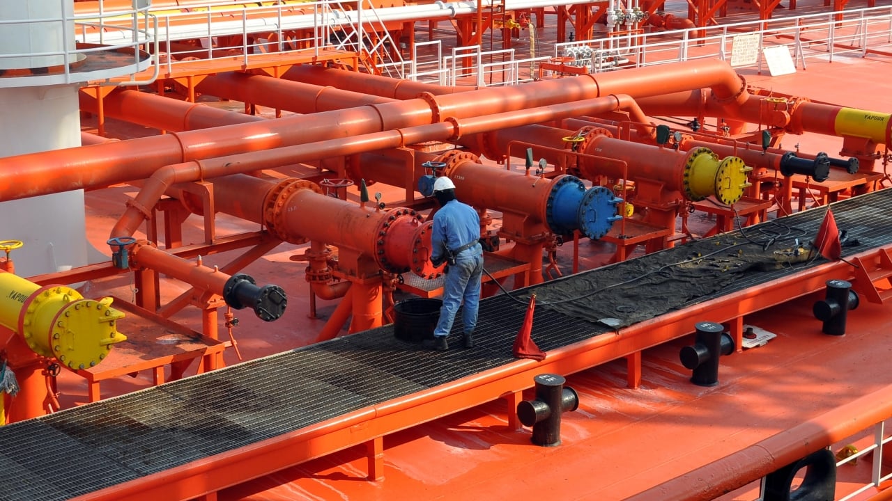Refinerías europeas reciben el aviso: sus cargamentos de petróleo saudí quedan cancelados o se retrasan