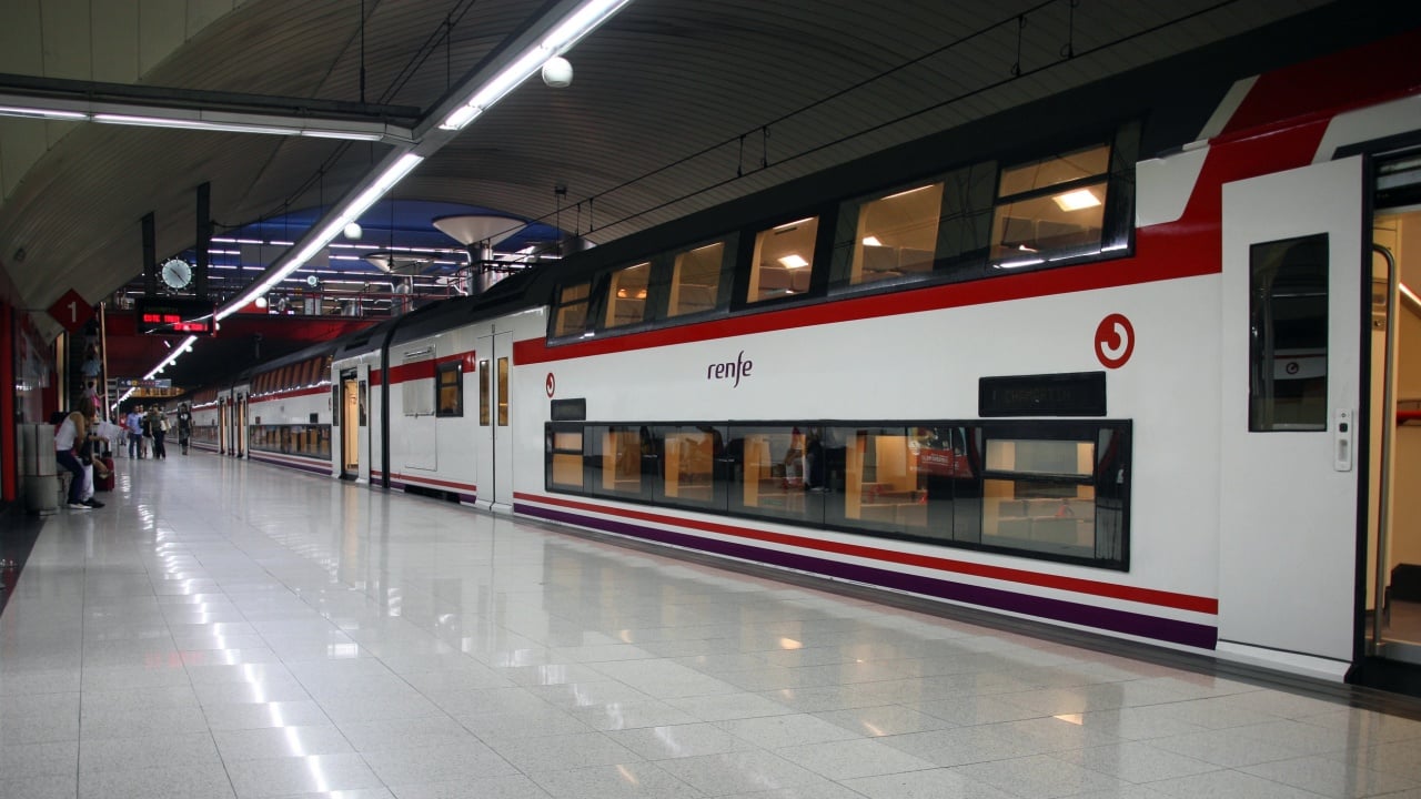 RENFE da marcha atrás con los patinetes eléctricos: esto es lo que necesitas para subir el tuyo al tren