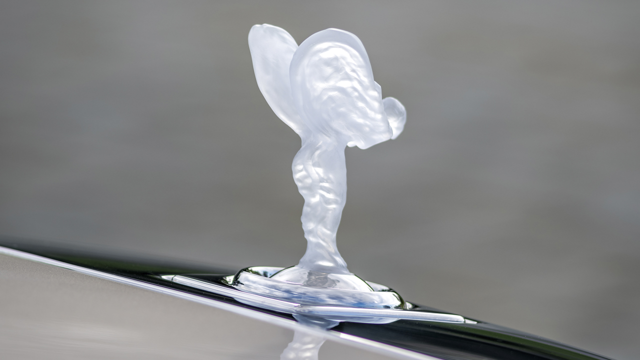 La famosa estatuilla de Rolls-Royce tiene un problema inesperado, quien fabrica el mecanismo que la esconde está en concurso de acreedores