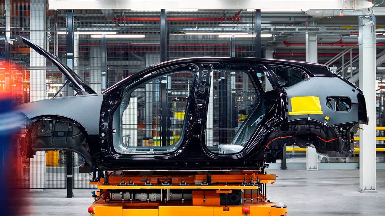 El Volvo EX60 triunfa antes de llegar a España, pero “ajustes menores” retrasan las entregas hasta 10 semanas mientras la marca calla
