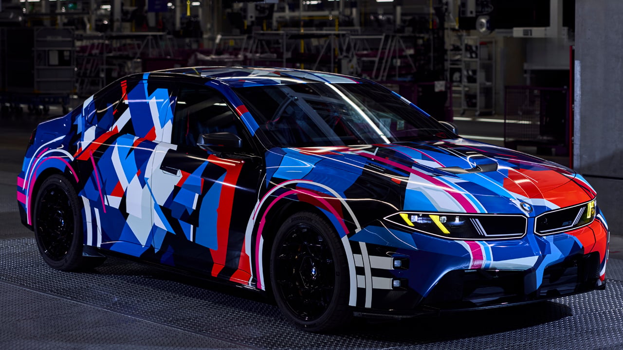 El prototipo del BMW M3 eléctrico cambia de camuflaje y deja ver nuevos detalles, así será el deportivo que llegará en 2027