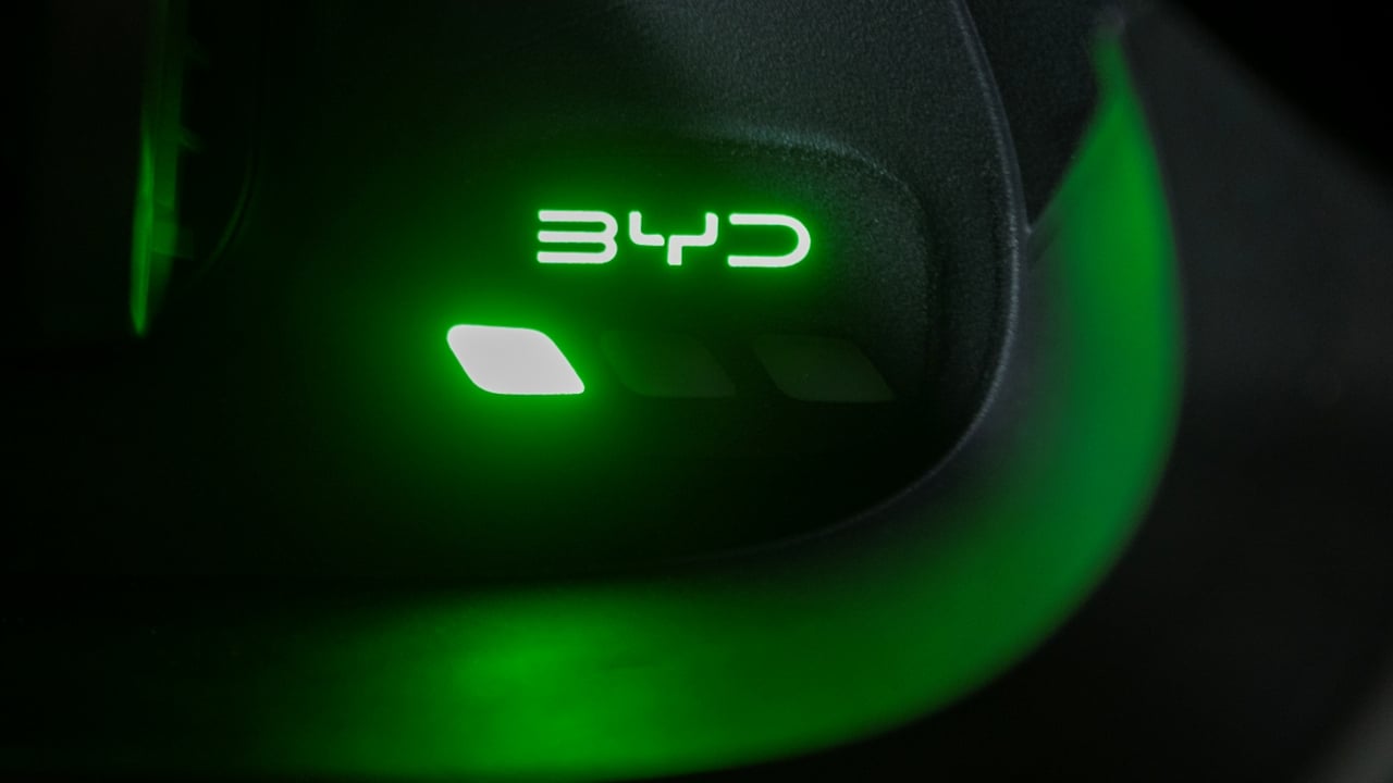 BYD quiere enfriar baterías sumergiéndolas en líquido: su patente deja la electrónica en seco