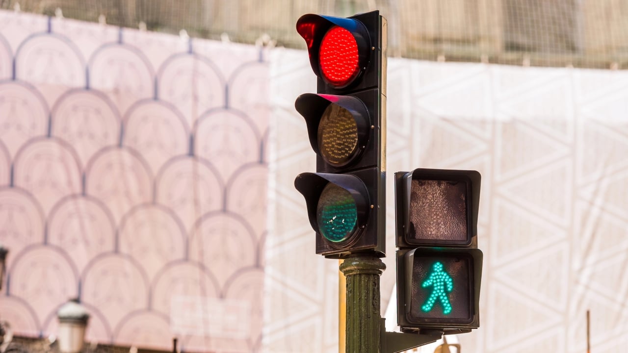 La DGT, obligada a matizar su propia norma: excepciones en los semáforos que permitirán el ámbar intermitente