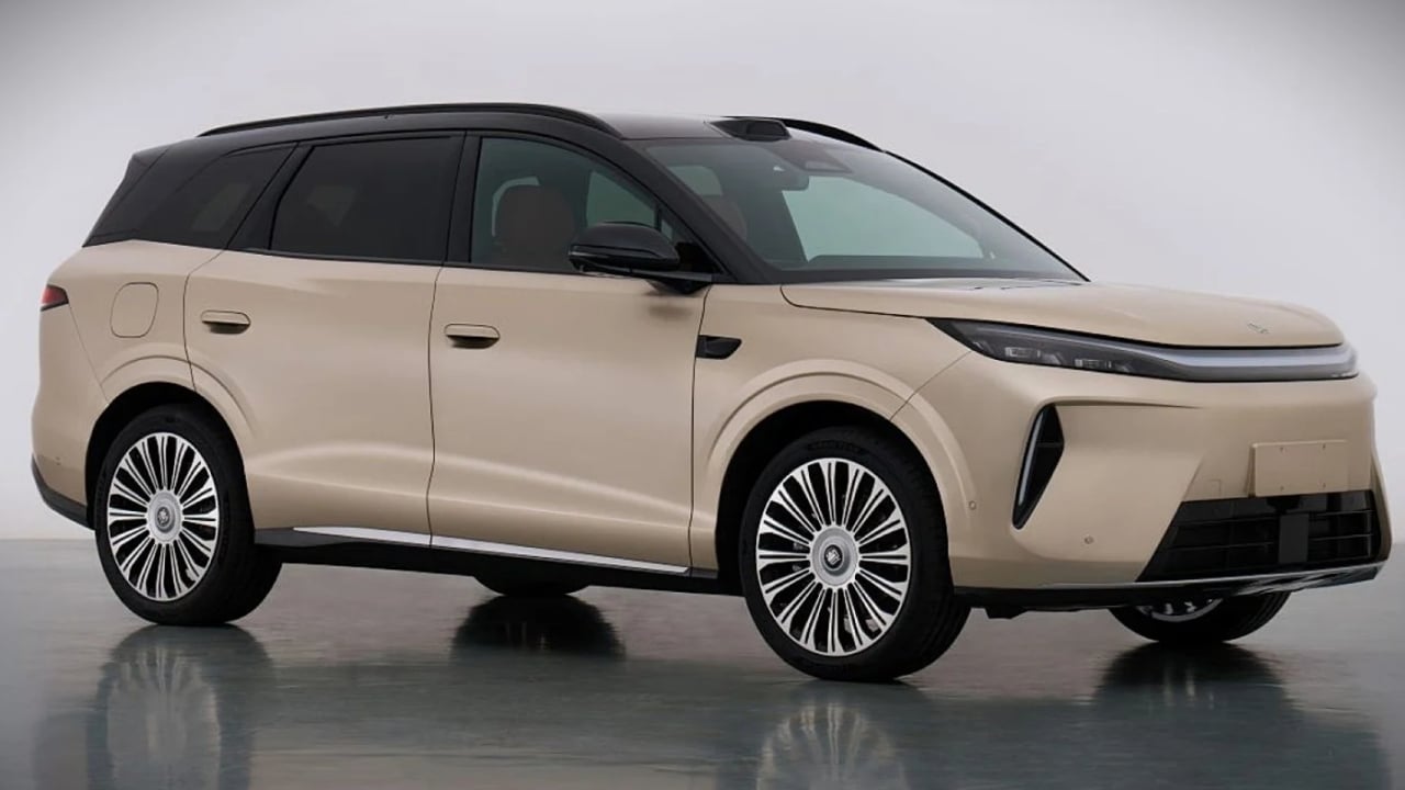 El BYD Tang prepara su versión de 700 CV y un interior donde manda una pantalla de 35,4 pulgadas
