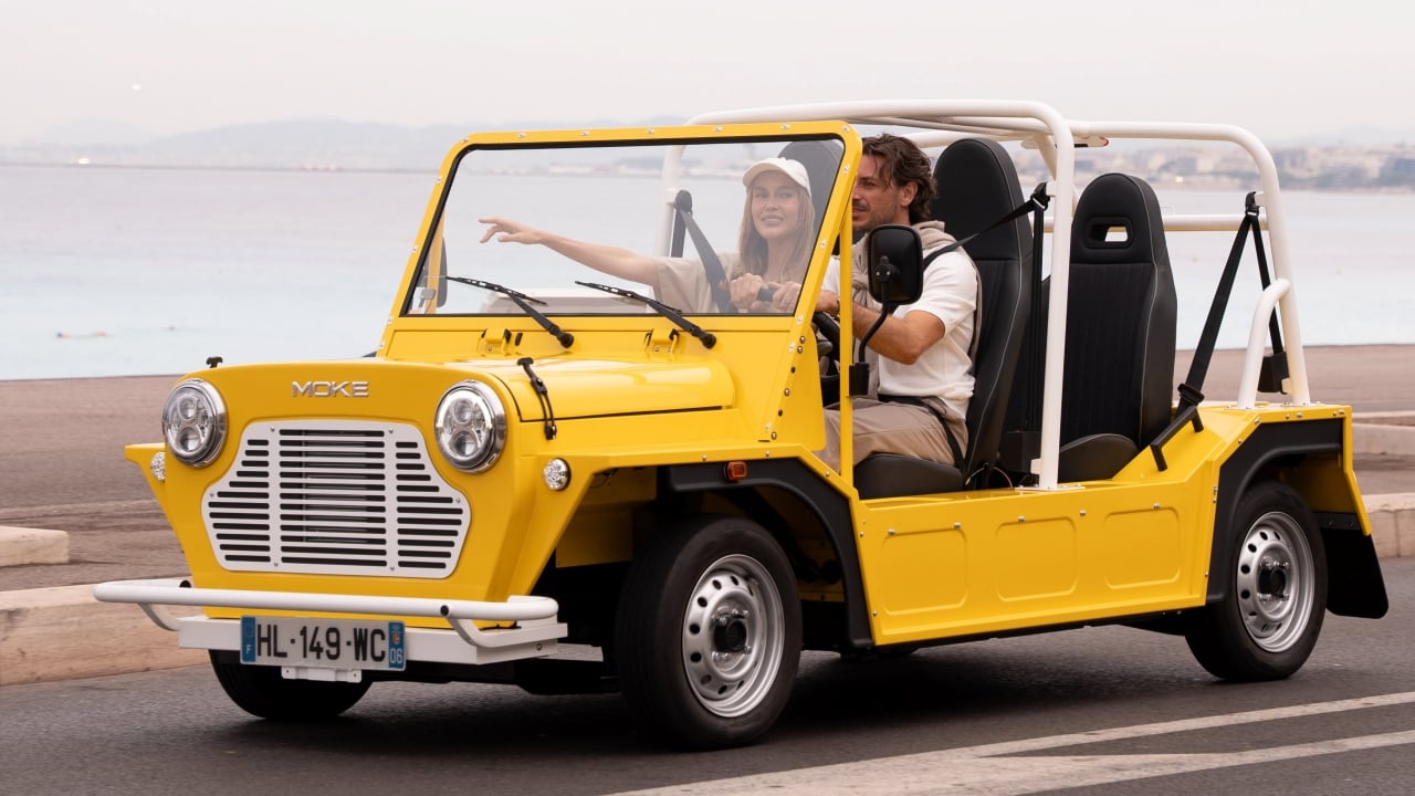 El MOKE eléctrico arregla su mayor pega: la segunda generación pasa de 90 a 170 km para salir por fin de la urbanización