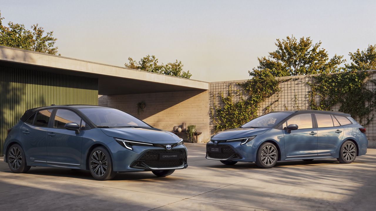 El Corolla cumple 60 años vestido de azul: Toyota le reserva techo panorámico y detalles únicos