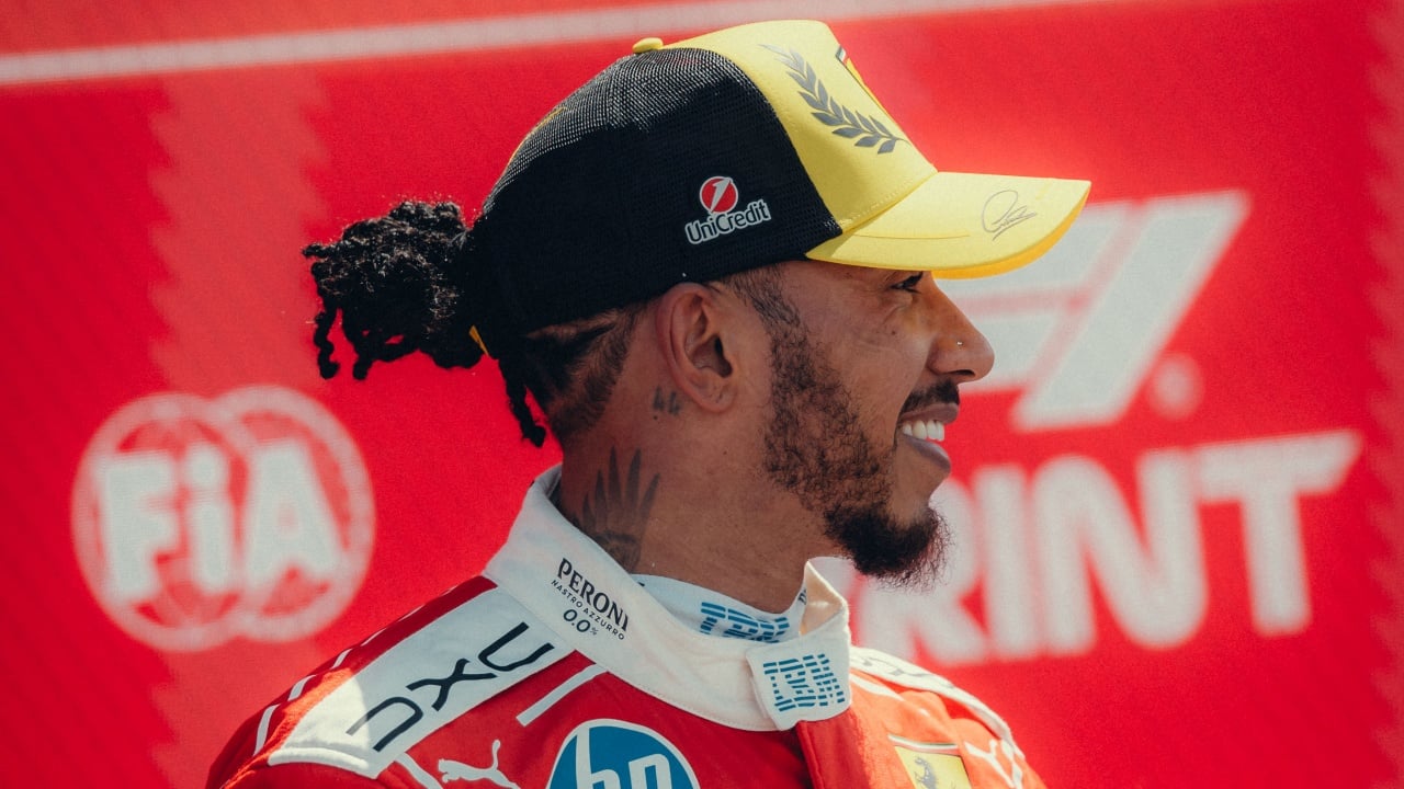 Hamilton rinde tributo a Alonso tras su renovación: «Dale un buen coche y estará delante»