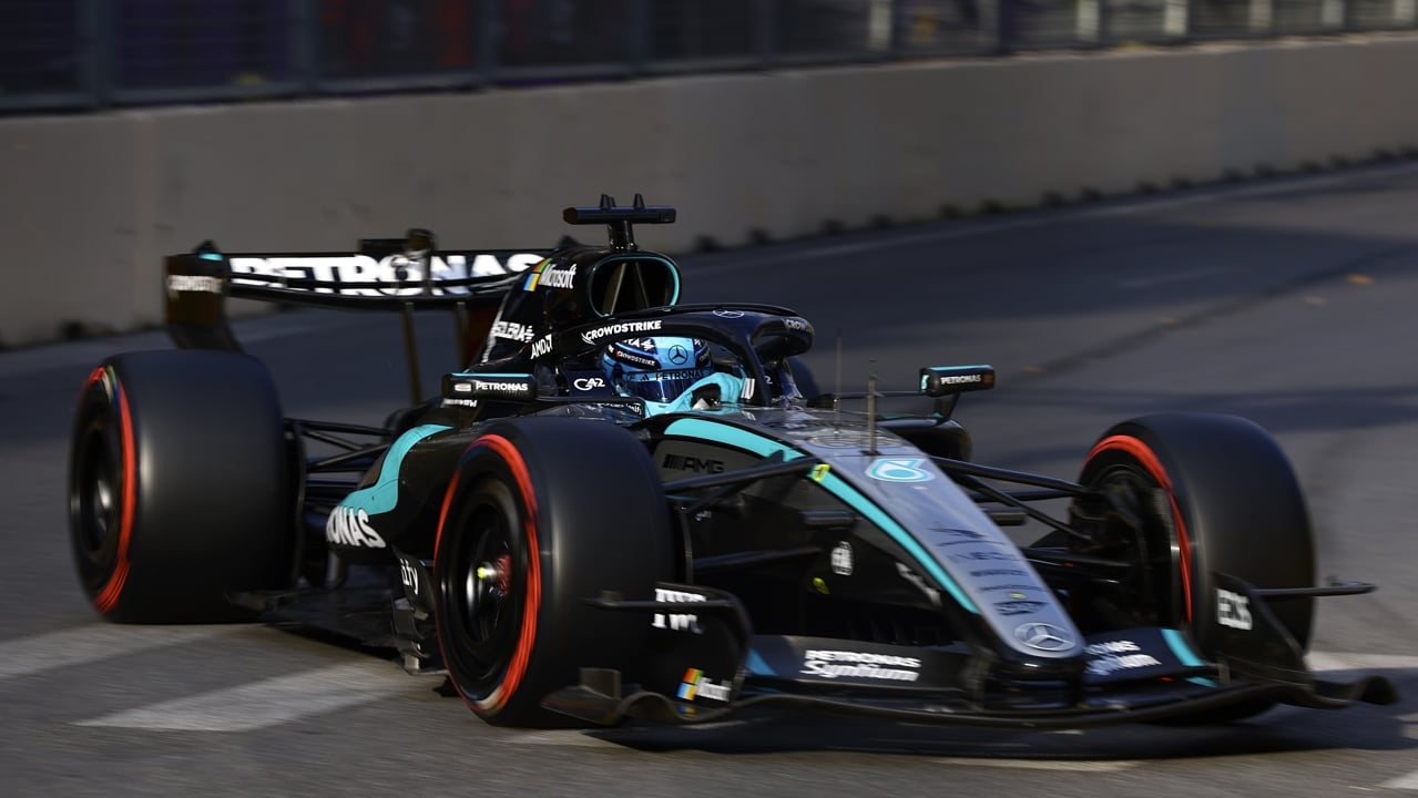 George Russell toma la delantera en Marina Bay y Alonso se muestra competitivo