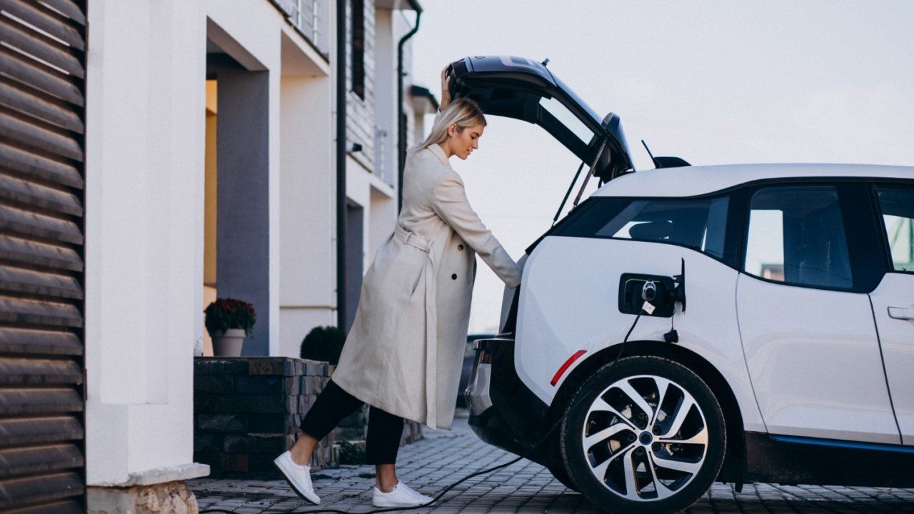 Los particulares pisan el acelerador del coche eléctrico en España, pero las empresas se quedan atrás