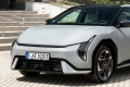 8.600 € más barato y 625 km de autonomía, el KIA EV4 deja fuera de juego al Peugeot E-308 por precio y prestaciones