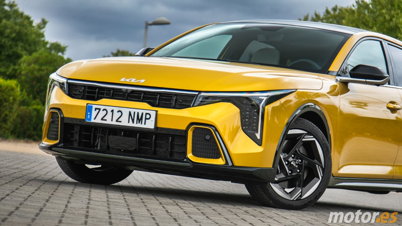 El nuevo KIA K4 con etiqueta ECO baja más de 4.800 € y pone en apuros al SEAT León