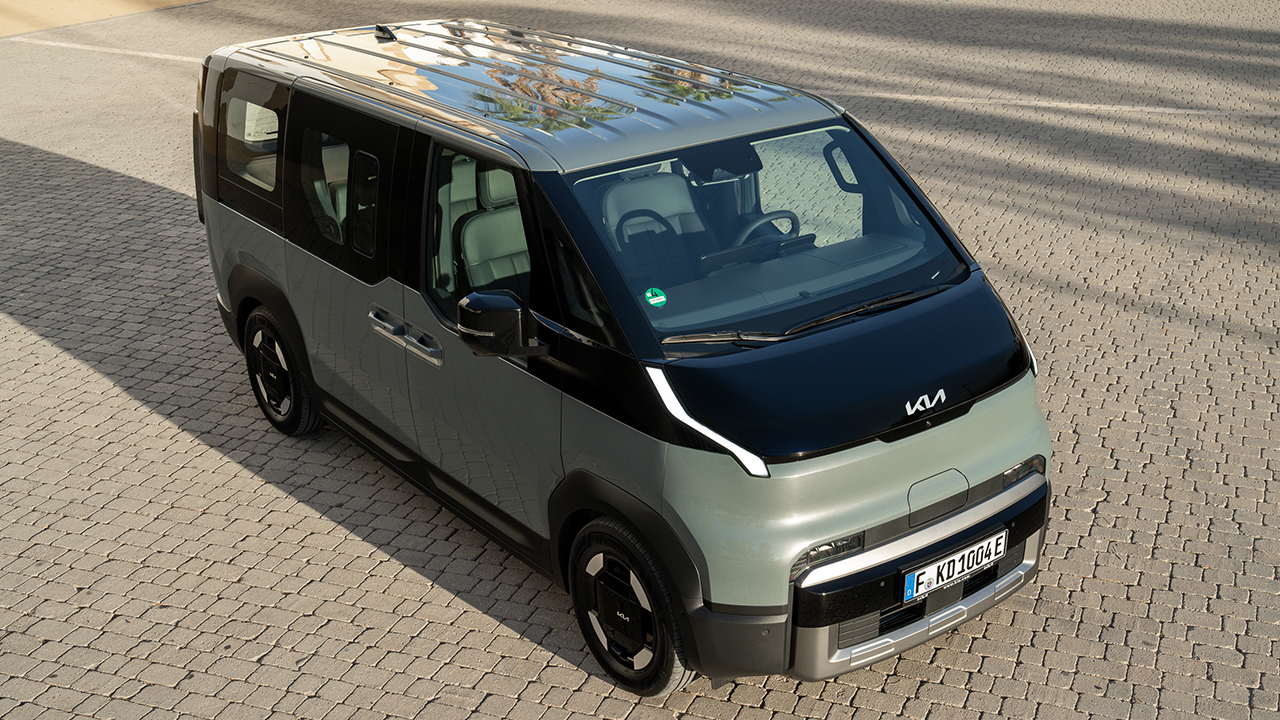 El Volkswagen ID. Buzz de KIA es 17.800 € más barato y tiene mejor maletero: el PV5 entra en modo chollo con 5.900 € de rebaja
