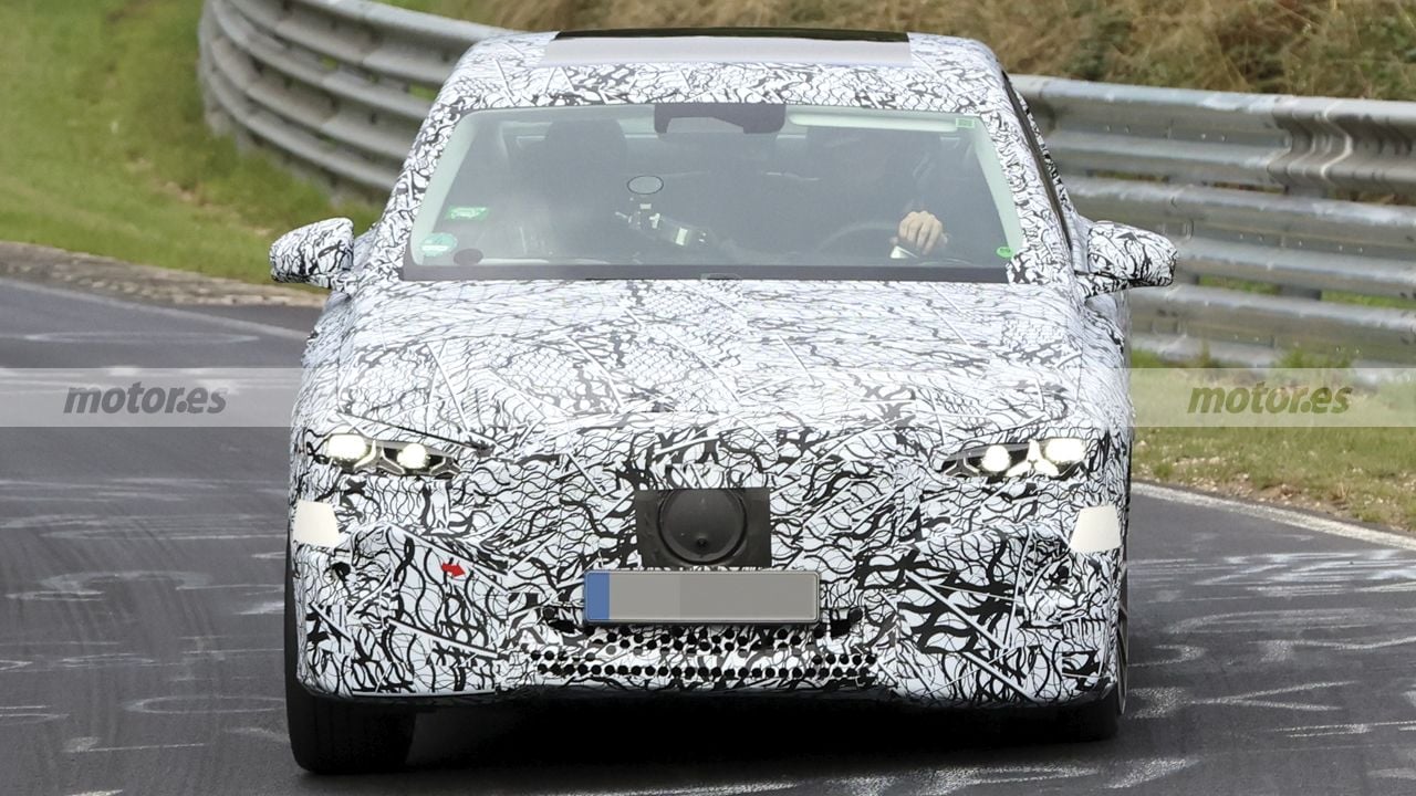 El nuevo Mercedes Clase E eléctrico se juega mucho para evitar otro EQE y ya rueda en Nürburgring