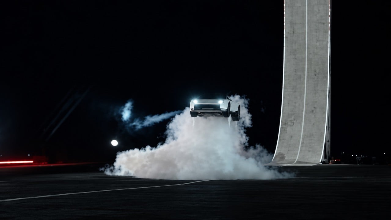 Tesla presenta il Roadster in volo e invertito durante evento a Texas